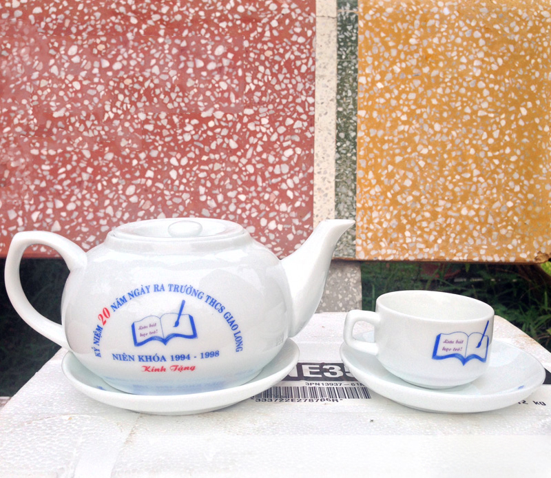 Bộ ấm chén Bát Tràng quà tặng kỉ niệm ngày ra trường