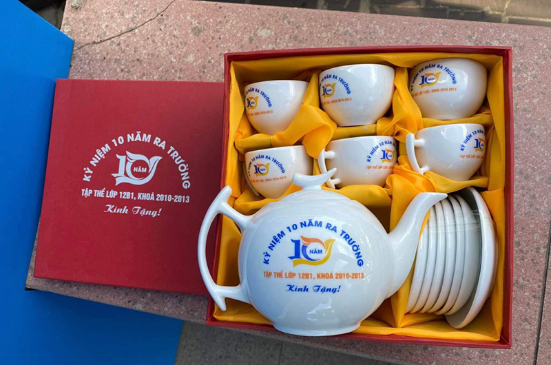 Quà tặng ngày họp lớp bộ ấm chén in logo