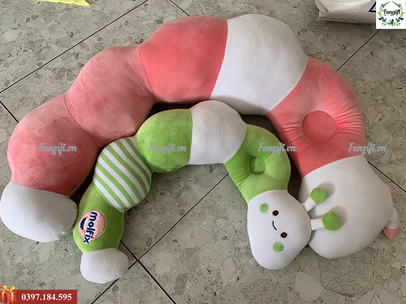 Gối ôm hình sâu in thêu đẹp