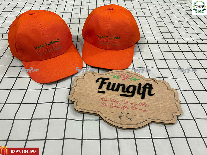 Mũ lưỡi trai màu cam in logo