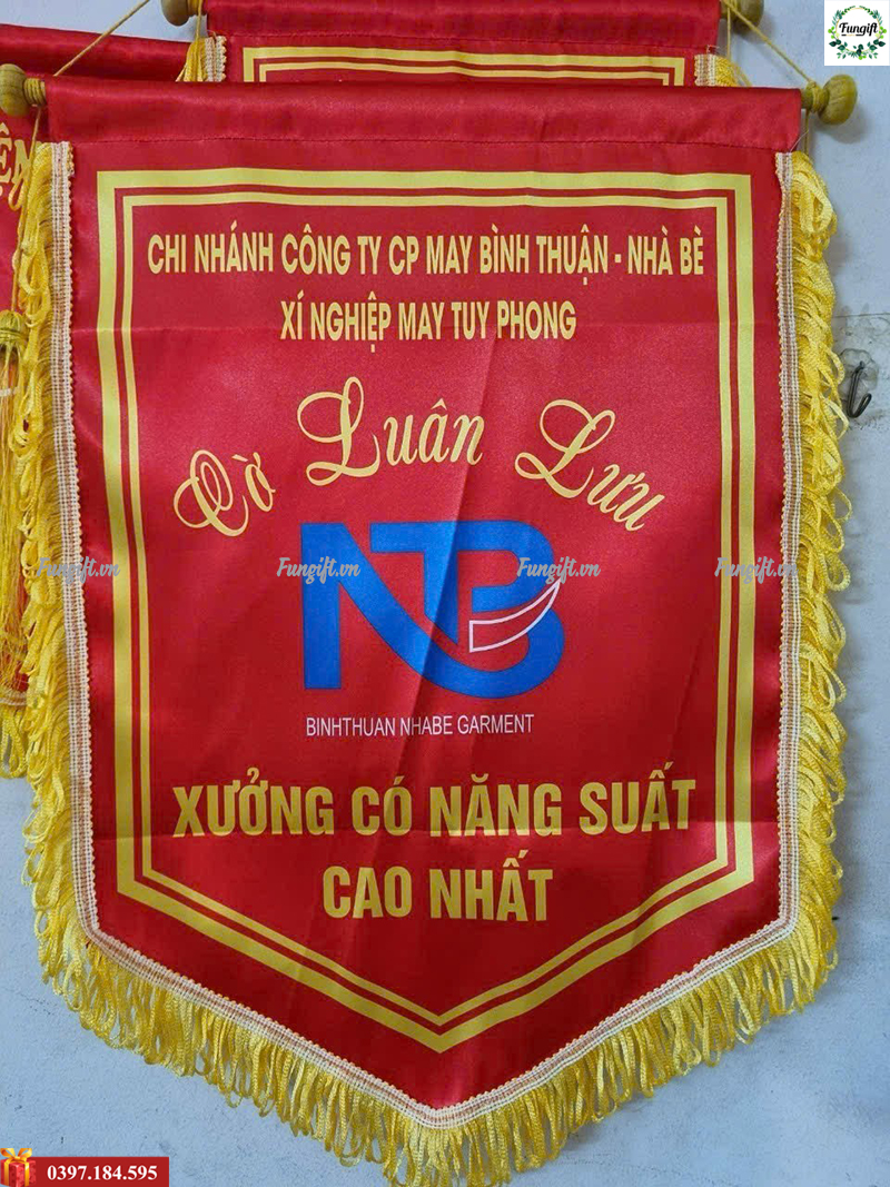 Cờ lưu niệm bóng đá trao giải