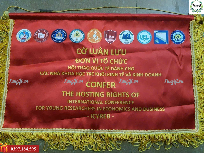 In cờ lưu niệm bóng đá Hà Nội