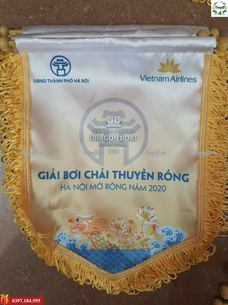 In cờ lưu niệm giải bóng đá