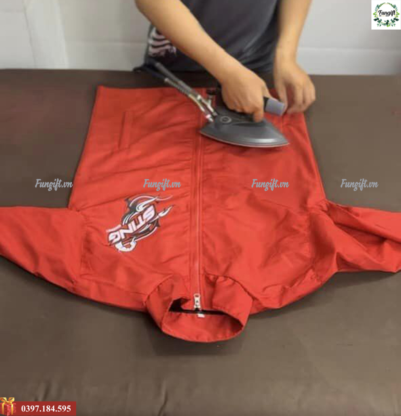 In logo thương hiệu lên áo khoác