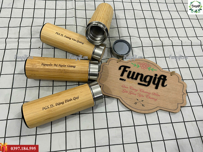Khắc tên lên bình tre giữ nhiệt