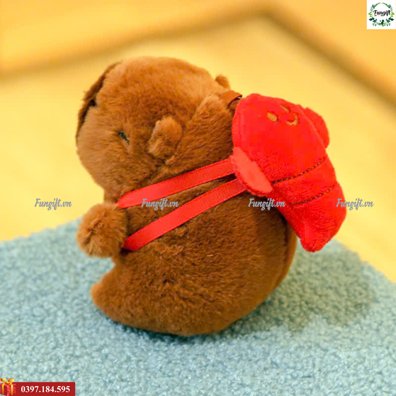 Gấu capybara đeo balo tôm