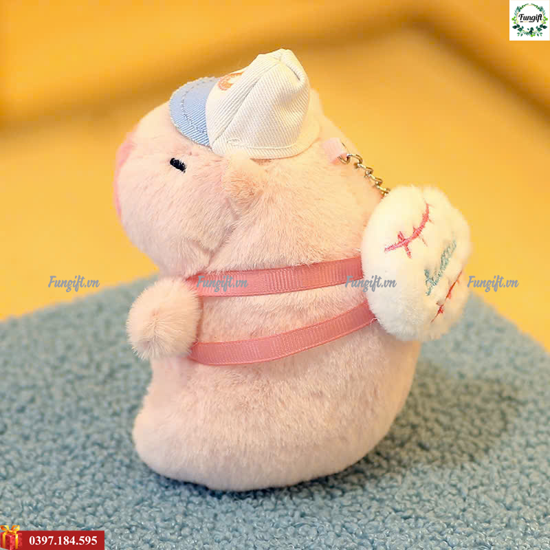 Gấu capybara đeo túi