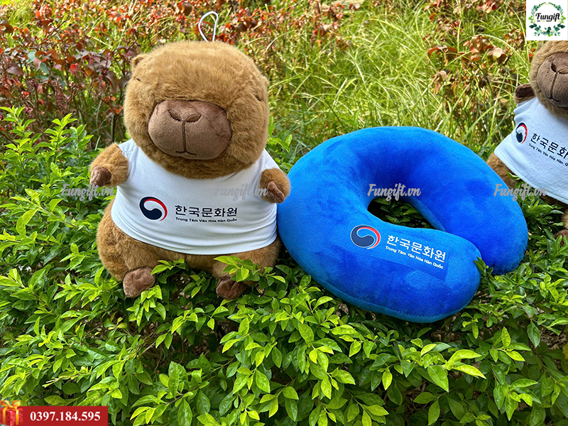 Capybara và gối U in logo