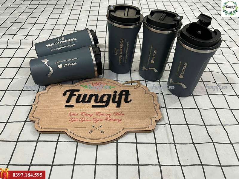 Đặt hàng khắc logo lên cốc coffee
