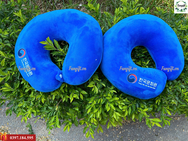 Gối chữ U in logo giá rẻ