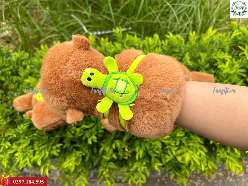 In capybara ôm tay tại xưởng