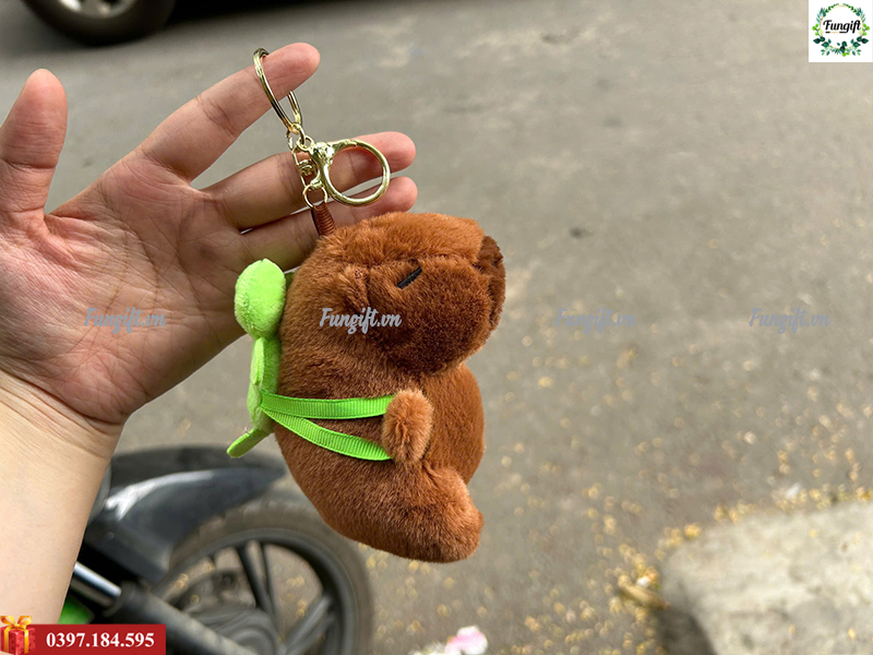 In móc khóa capybara đeo balo