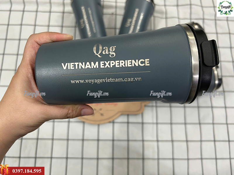Khắc logo công ty lên cốc coffee