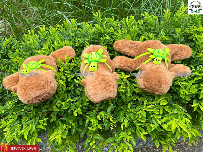 Mẫu capybara ôm tay in logo