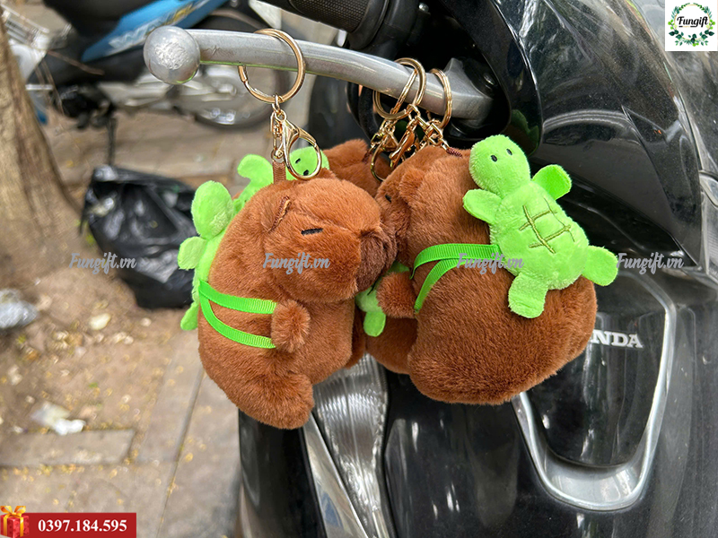 Móc khóa capybara đeo balo