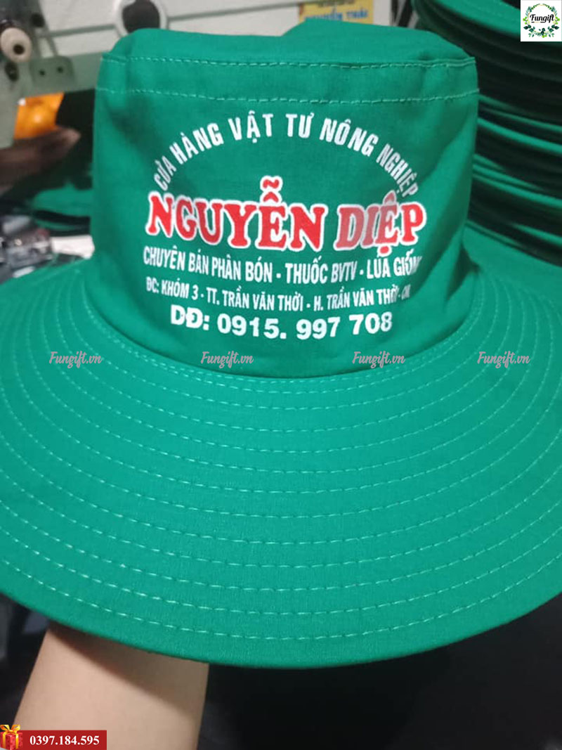 Mũ tai bèo tặng nông dân