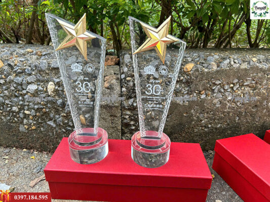 Làm cúp pha lê in giải thưởng