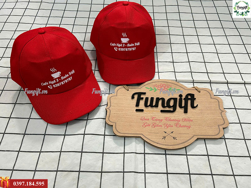Mũ lưỡi trai màu đỏ in logo