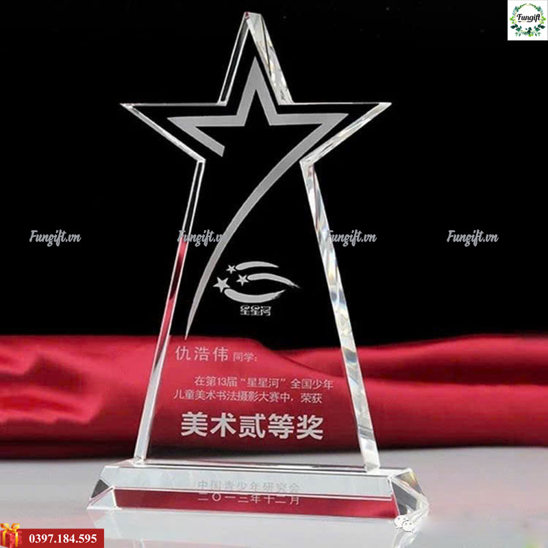 Cúp thể thao pha lê tại xưởng