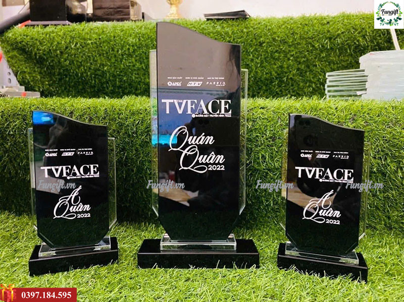 Đặt hàng cúp giải thưởng in logo