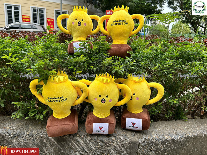 Cúp bóng đá giá rẻ bằng bông thêu logo làm quà tặng