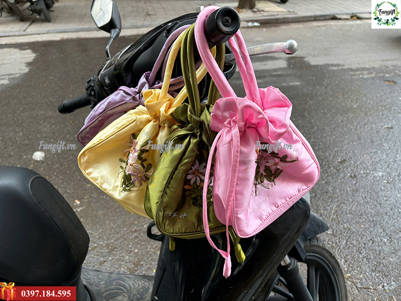 Dịch vụ in tên lên túi xách thêu hoa văn