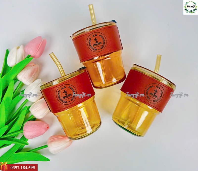 Cốc thuỷ tinh bọc da khắc logo kèm ống hút làm quà tặng