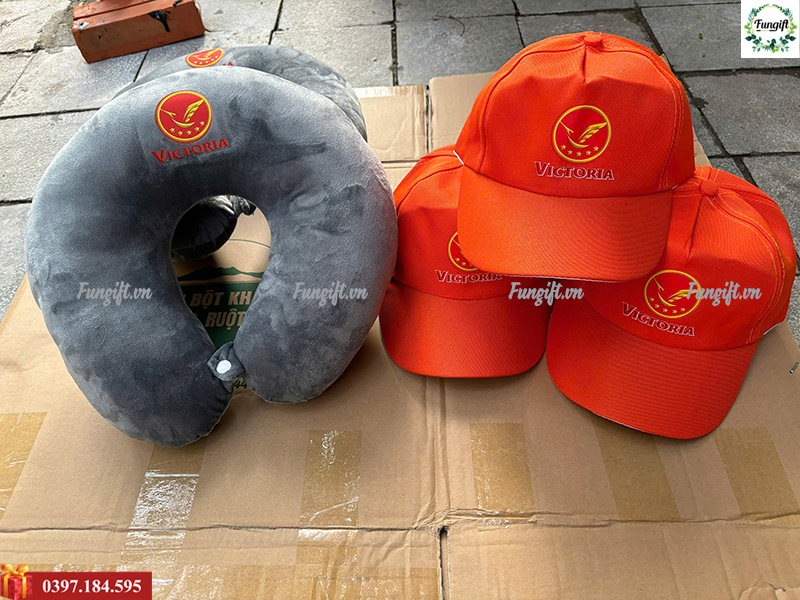 Gối cổ và mũ lưỡi trai in logo