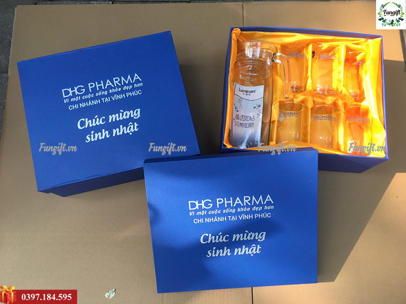 Bình thuỷ tinh kèm 6 cốc in logo làm quà tặng