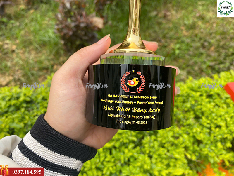 Cúp vinh danh nhân viên xuất sắc