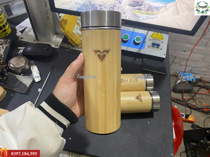 Đặt mua bình giữ nhiệt tre khắc tên theo yêu cầu