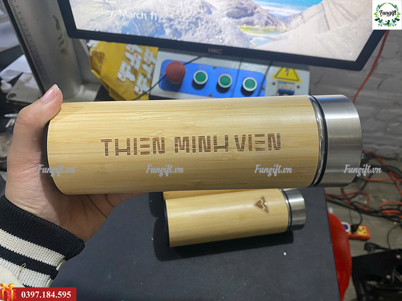 Khắc tên logo lên bình giữ nhiệt vỏ tre