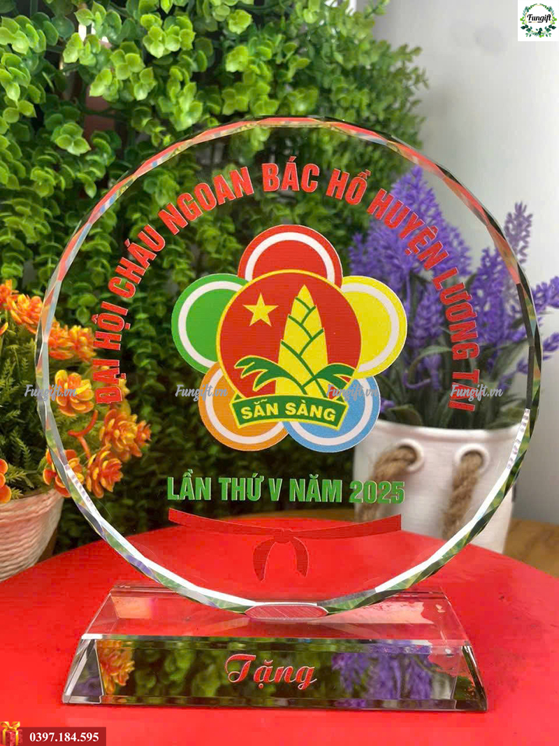 Đặt làm cúp pha lê số lượng ít