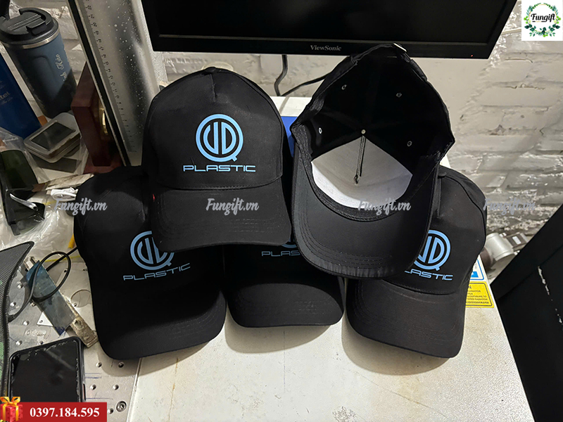 In logo lên mũ lưỡi trai