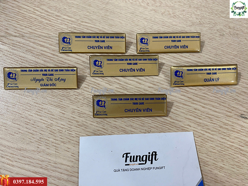 Mẫu bảng tên nhân viên in logo