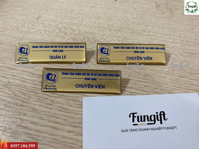 Thẻ tên nhân viên cài áo