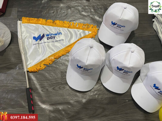 Cờ dẫn đoàn và mũ lưỡi trai