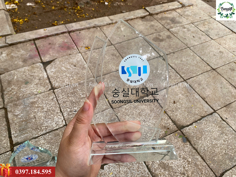 Cúp pha lê vinh danh giá rẻ tại Hà Nội