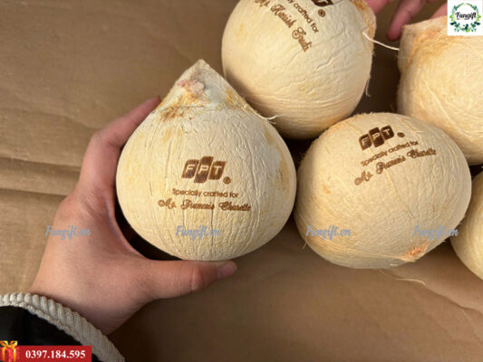 Dừa xiêm khắc tên