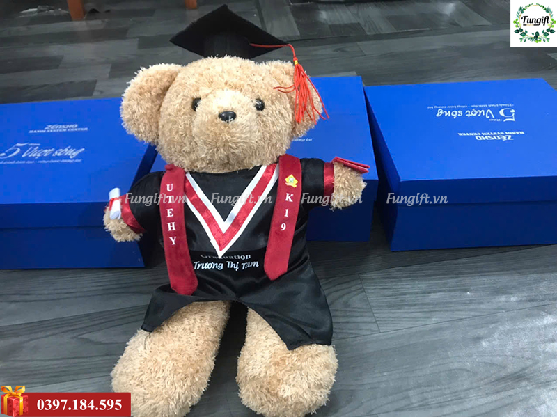 Gấu bông tốt nghiệp mặc áo cử nhân in logo làm quà tặng