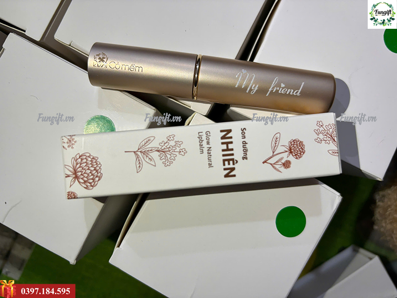 Khắc laser lên vỏ thỏi son môi lấy ngay giá rẻ