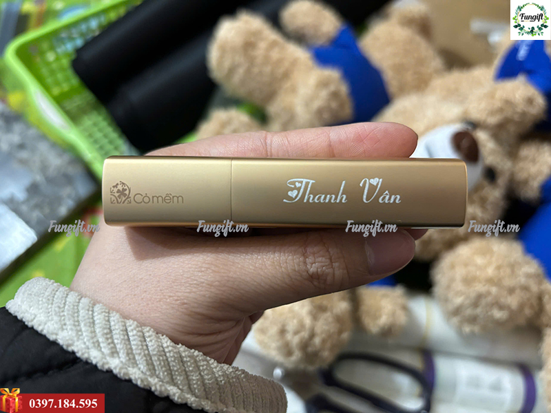 Khắc logo lên thỏi son theo yêu cầu
