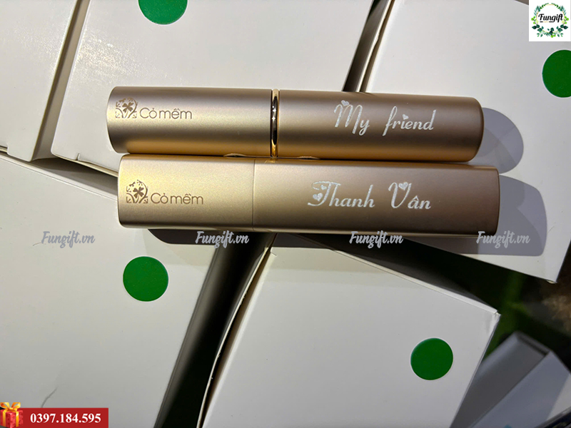 Khắc tên khắc chữ lên thỏi son