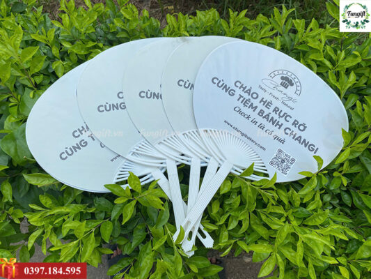 Sản xuất quạt nan nhựa in hình