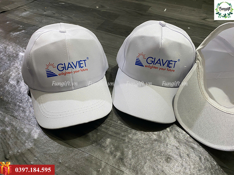 In logo lên mũ lưỡi trai