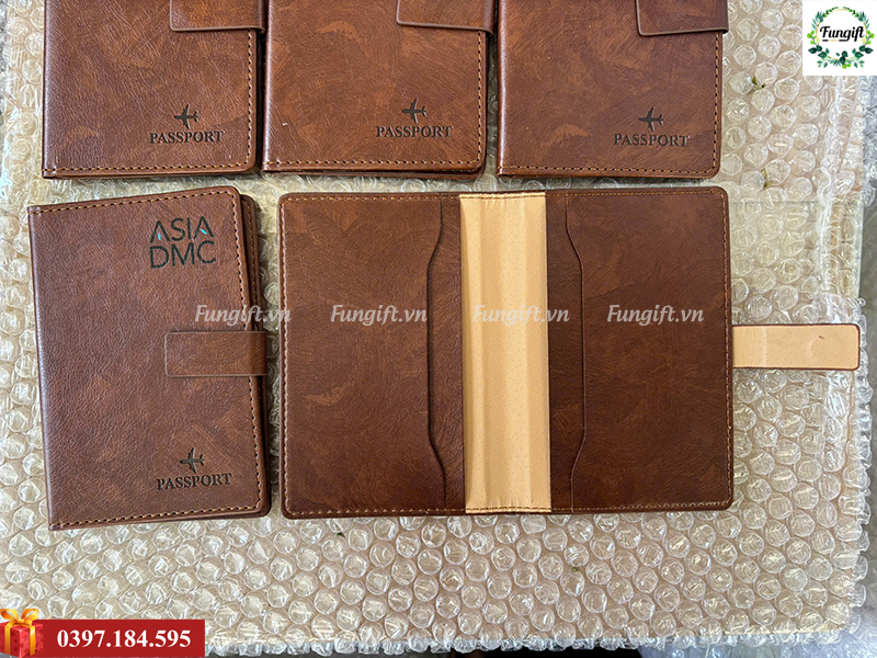 Ví đựng passport khắc tên