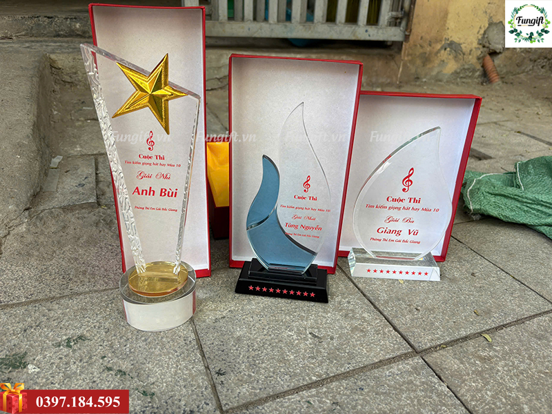 Biểu trưng pha lê in tên giải thưởng