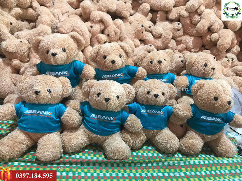 Gấu bông mặc áo in logo làm quà tặng khách hàng ngân hàng