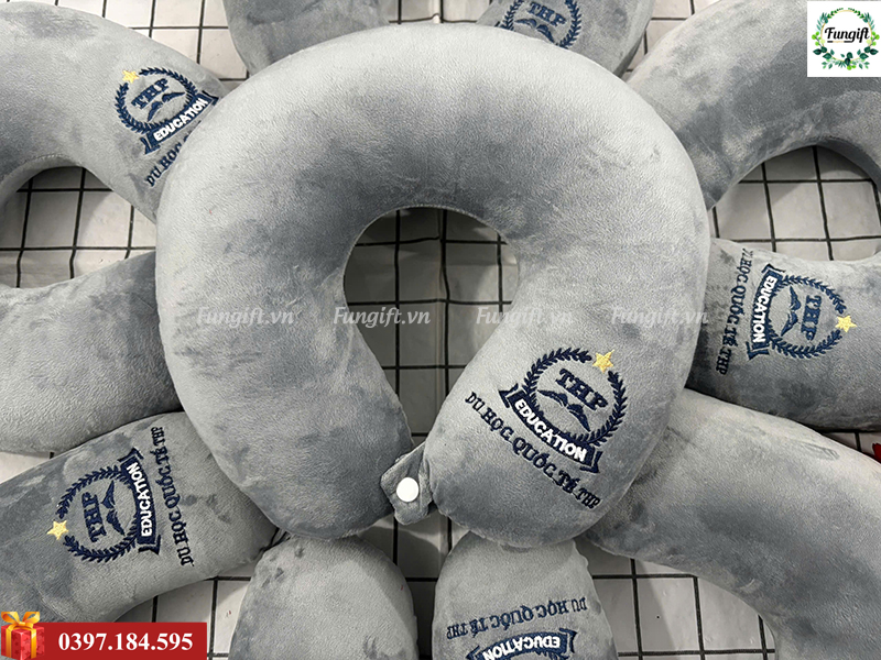 Gối chữ U thêu logo thương hiệu làm quà tặng doanh nghiệp