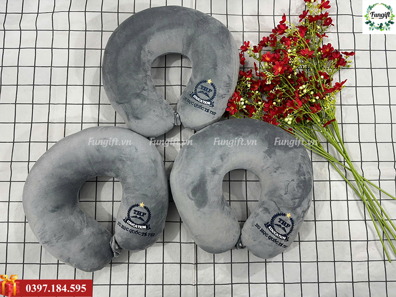 Gối kê cổ chữ U thêu logo
